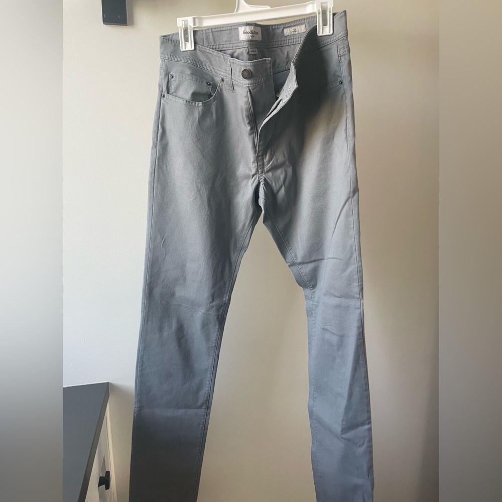 Men’s slim style with straight leg corduroy pants. 32wx34l